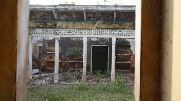 Velho Edifício Abandonado Parede Tijolo Velha Com Gesso Destruído Renovação — Fotografia de Stock