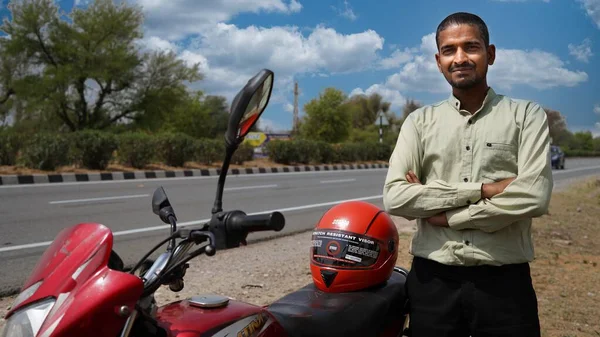 Abril 2023 Jaipur Rajastão Índia Indiano Homem Com Uma Motocicleta — Fotografia de Stock