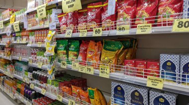 2 Haziran 2023 Jaipur, Rajasthan, Hindistan. Süpermarkette rafta birçok çay markası var. Taj Mahal ve Red Lable, Hindistan 'da bulunan ünlü bir çay türüdür. Mobil fotoğrafçılık.