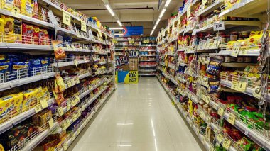 2 Haziran 2023 Jaipur, Rajasthan, Hindistan. İçi çeşitli ürünlerle dolu raflarla dolu bir süpermarket..