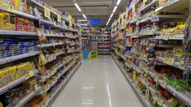 2 Haziran 2023 Jaipur, Rajasthan, Hindistan. Village Grocer Store 'daki raflarda çeşitli fırın malzemeleri var. Village Grocer, Hindistan 'daki en havalı ve taze süpermarkettir. Seçici odak.
