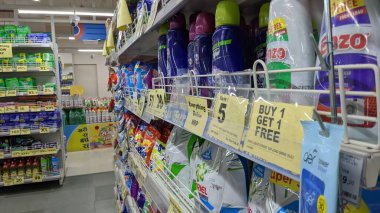 2 Haziran 2023 Jaipur, Rajasthan, Hindistan. Hipermarkette satılmaya hazır farklı çamaşır tozu.