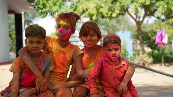 Porträt Indischer Heller Kinder Die Mit Farbigem Puder Beschmiert Sind — Stockfoto