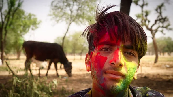 Holi Świętuje Indyjski Chłopiec Gra Holi Pokazuje Wyraz Twarzy Kraj — Zdjęcie stockowe