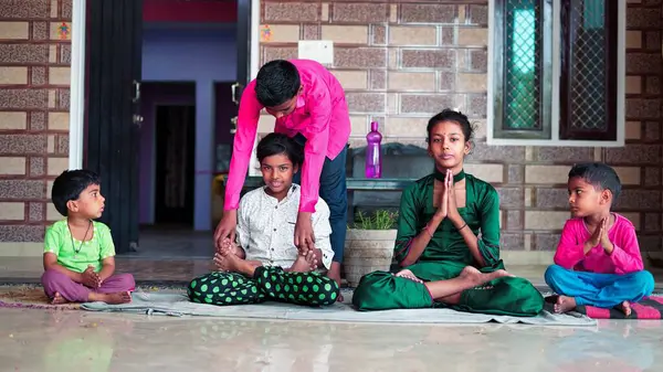 Grupo Niños Haciendo Ejercicios Yoga Lindos Niños Pequeños Sentados Suelo —  Fotos de Stock