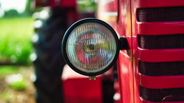 Kırmızı Bir Traktörün Farları Traktörün Önünü Kapatın Radyatör Farlar Telifsiz Stok Fotoğraflar