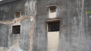 Jaipur, Hindistan 'daki evin ön cephesinde parke taşı ve demir pencereyle açılı ve kaplıdır..