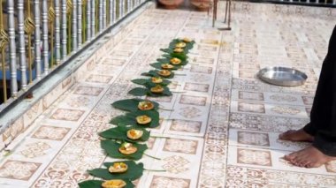 Yıllık Shraddha ayini sırasında rahmetli akrabaların ruhları için muz ya da muz yapraklarında servis edilen pirinç, sebze ve sebzelerden oluşan yiyecekler..