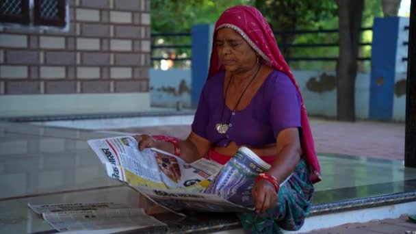 年齢や人の概念です 自宅で新聞を読むアジアのシニア女性 — ストック動画