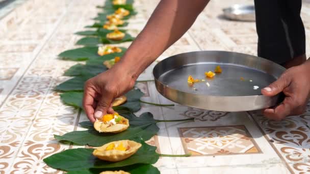 果物で構成される食品は 例祭の際に出発した親族の魂のためにバナナや植物の葉に供される — ストック動画