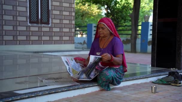 Idade Conceito Pessoas Ásia Sênior Mulher Leitura Jornal Casa — Vídeo de Stock