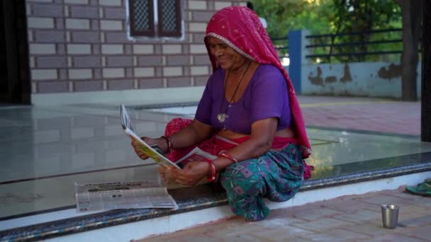 Wiek Koncepcja Ludzi Azji Senior Kobieta Czytanie Gazety Domu — Wideo stockowe