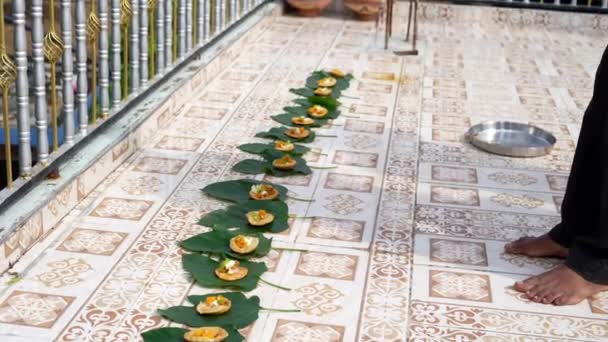 在一年一度的Shraddha祭祀仪式上 香蕉蔬菜或离世亲属的生灵叶子组成的食物 — 图库视频影像