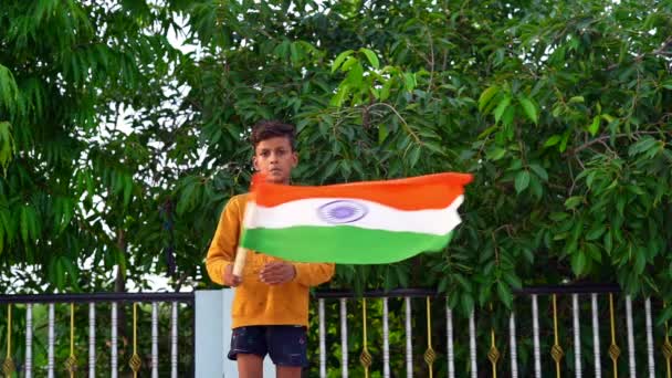 Liten Indianpojke Som Viftar Med Tre Färger Taket Firandet Självständigheten — Stockvideo