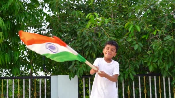 Празднование Дня Независимости Республики Индийский Мальчик Держит Машет Работает Триколором — стоковое видео