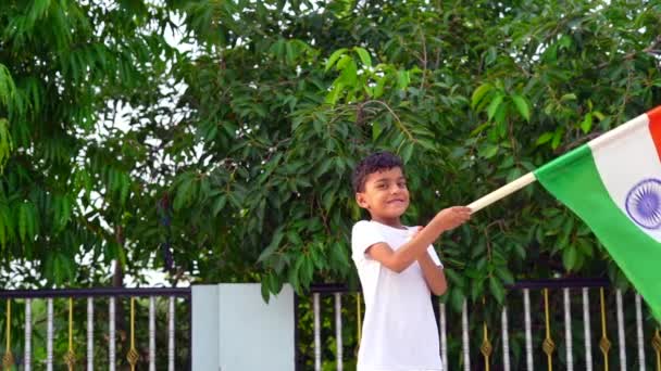 День Независимости Августа Днем Независимости Индии Мальчик Размахивает Флагом Индии — стоковое видео