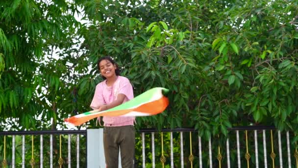 Sierpnia Szczęśliwego Dnia Niepodległości Indii Nastolatka Machająca Indyjską Flagą Zielonym — Wideo stockowe