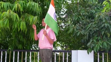 Hindistan Ulusal Bayrağı 'na sahip şirin küçük bir kız. Bağımsızlığı veya Cumhuriyet Gününü Kutlama