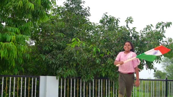 Vieren Onafhankelijkheid Republiek Dag Indiaas Meisje Houden Zwaaien Hardlopen Met — Stockvideo