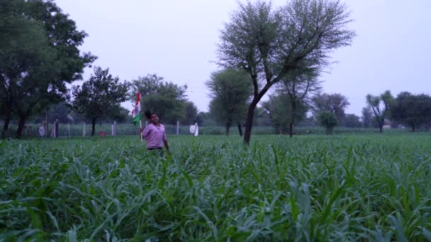 Hindistan Köyü Çocukları Ellerinde Tutuyorlar Sallıyorlar Arka Planda Yeşillik Ile — Stok video
