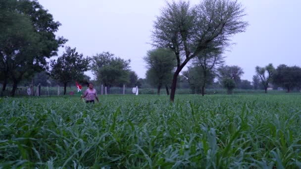 Indiase Dorpskinderen Die Achtergrond Tricolor Met Groen Houden Zwaaien Rennen — Stockvideo