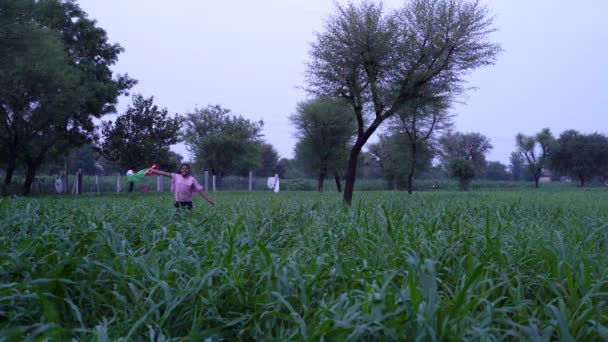 Indian Wsi Dzieci Gospodarstwa Machając Lub Biegając Tricolour Zielenią Tle — Wideo stockowe