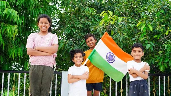 Petits Enfants Montrant Drapeau Indien Regardant Caméra Tout Tenant Sur — Photo