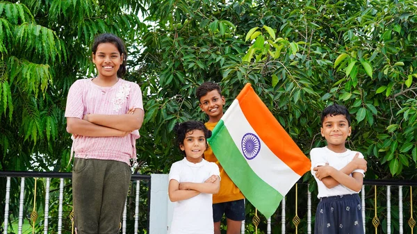 Niños Pequeños Mostrando Bandera India Mirando Cámara Mientras Están Pie —  Fotos de Stock