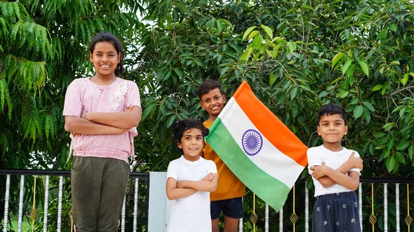 Vier Indische Kinder Feiern Unabhängigkeitstag Oder Tag Der Republik Niedliches — Stockfoto