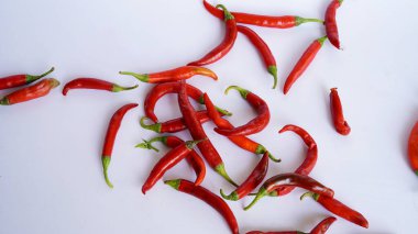 Kırmızı biber beyaz arka planda izole edilmiş. Olgun ve organik acı biber kırpma yolu