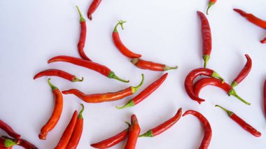 Kırmızı, doğal kırmızı biber. Chili kırpma yolu. Beyaz üzerine izole edilmiş organik taze kırmızı biber. Tam alan derinliği