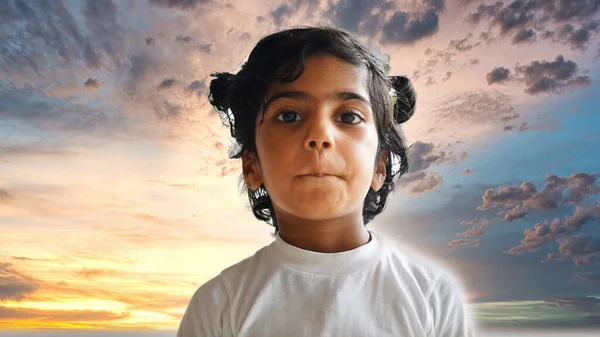Asyalı Hintli Bir Çocuğun Dramatik Gökyüzü Arka Planında Poz Vermesi — Stok fotoğraf