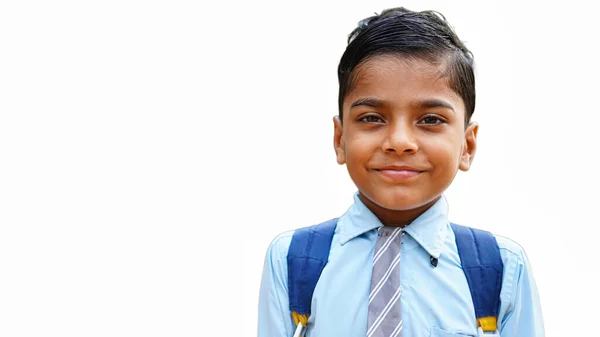 Bonito Pouco Índio Escola Menino Vestindo Uniforme Isolado Branco Fundo — Fotografia de Stock