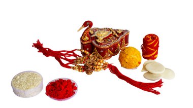 Raksha Bandhan festivali Tasarımcısı Rakhi ya da Bileklik Yetenekli, Sweets beyaz arka planda düzenlendi.