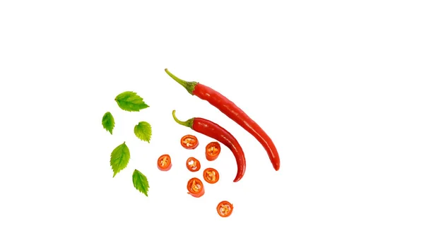 Organické Dvě Červené Chilli Papričky Plátky Izolované Bílém Pozadí Prostor — Stock fotografie