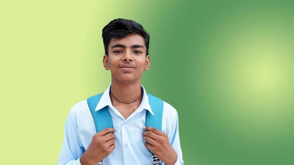 幸せなインドのティーンエイジャーの大学やバックパックを持つ学校の少年たちの肖像画は 黄色い緑の背景に隔離されています カメラを見ている若いアジアの男性の子供笑顔 — ストック写真