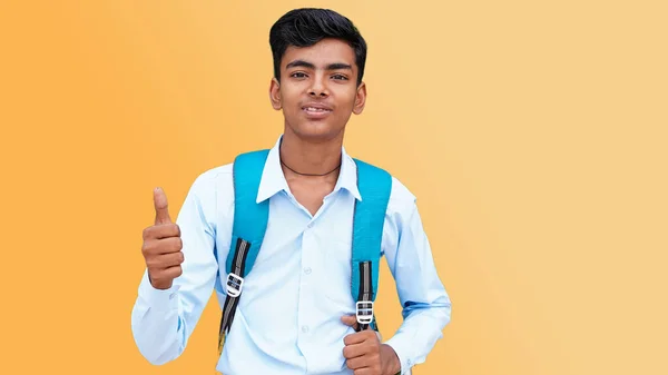 Školní Chlapec Nosí Batoh Přes Izolované Žluté Pozadí Ukazuje Palcem — Stock fotografie