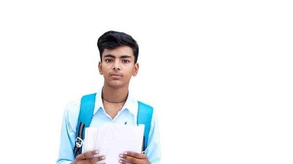 ホワイトバックグラウンドで孤立した本を持っているバックパックを持つ幸せなインドのティーンエイジャーの大学や学校の少年の肖像画 カメラを見ている若いアジアの男性の子供笑顔 — ストック写真