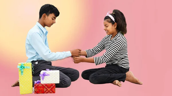 Hindu Brother Sora Haine Formale Ținând Rakhi Indian Cutie Cadou — Fotografie, imagine de stoc