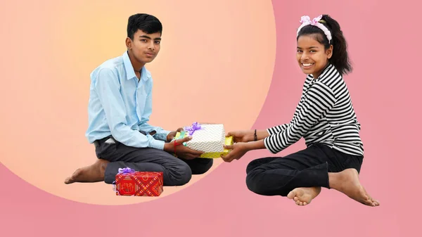 그녀의 형제의 손목에 Rakhi를 Raksha Bandhan Bhai Dooj 축제에서 선물과 — 스톡 사진
