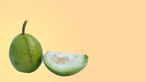 Frutto Guava Con Fetta Isolata Fondo Giallo Piena Profondità Fiel — Foto Stock