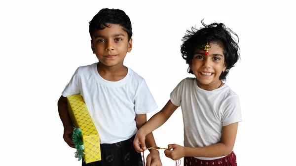 Küçük Hintli Kız Kardeş Rakhi Küçük Kardeşinin Bileğine Bağlıyor Raksha — Stok fotoğraf