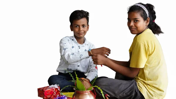Підліток Індійський Брат Сестра Святкують Ракша Бендхан Фестиваль — стокове фото