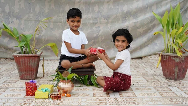 Ракі Концепція Ракшабандану Індійський Брат Дарує Подарунок Сестрі — стокове фото