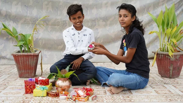 Mutlu Kız Kardeş Rakhi Bağlarken Kameraya Bakıyor Hediyeler Alıyor Raksha — Stok fotoğraf
