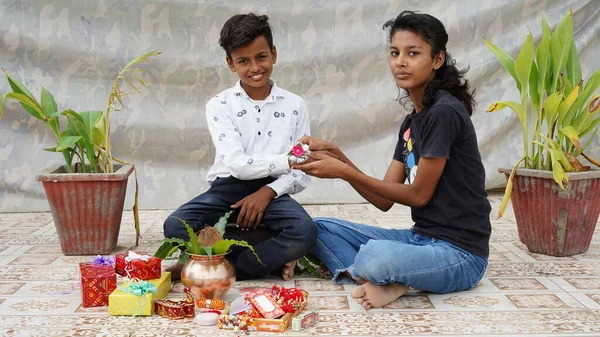 Індійська Сестра Язує Рахі Зап Ястям Маленького Брата Обмінюється Подарунками — стокове фото