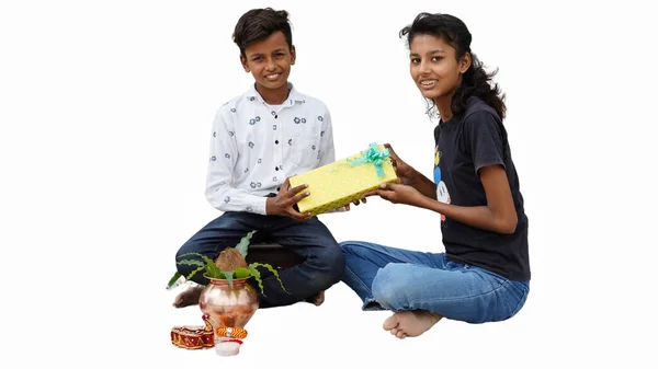 Индийская Сестра Привязывает Ракхи Запястью Своего Младшего Брата Обменивается Подарками — стоковое фото