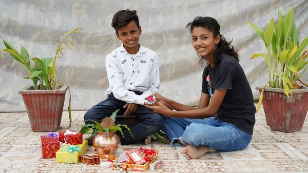Indiai Nővér Ráköti Rakhit Öccse Csuklójára Ajándékokat Édességeket Cserél Raksha — Stock Fotó