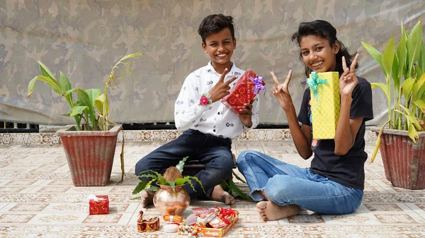 Індійська Сестра Язує Рахі Зап Ястям Маленького Брата Обмінюється Подарунками — стокове фото
