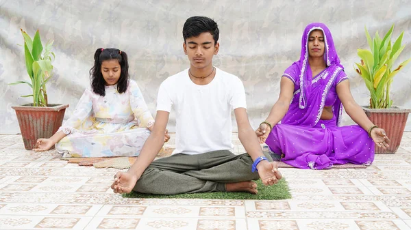 Asyalı Hintli Kadın Yoga Eğitmeni Kızı Oğluyla Çatıda Egzersiz Yapıyor — Stok fotoğraf
